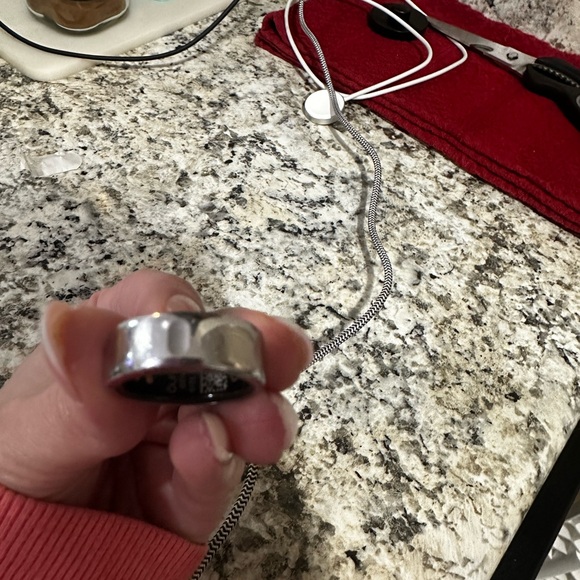 Oura Silver Health Tracking Ring - Picture 2 of 3